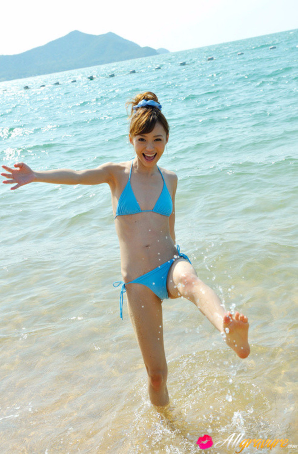 Aino Kishi In Bikini