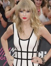 Taylor Swift oin the red carpet 05