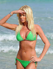 Victoria Silvstedt shows her boobs 07