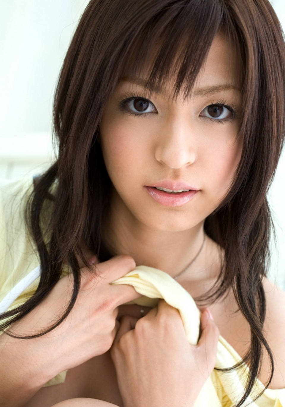 Japanese babe strips off