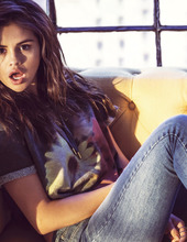 Selena Gomez Wallpapers 02