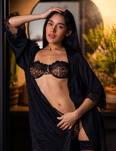Carolina Guerrero Warm Light Intimate Gallery 00