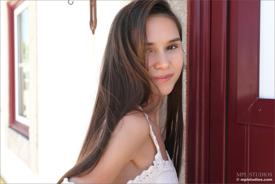 Leona Mia - Postcard from Portugal