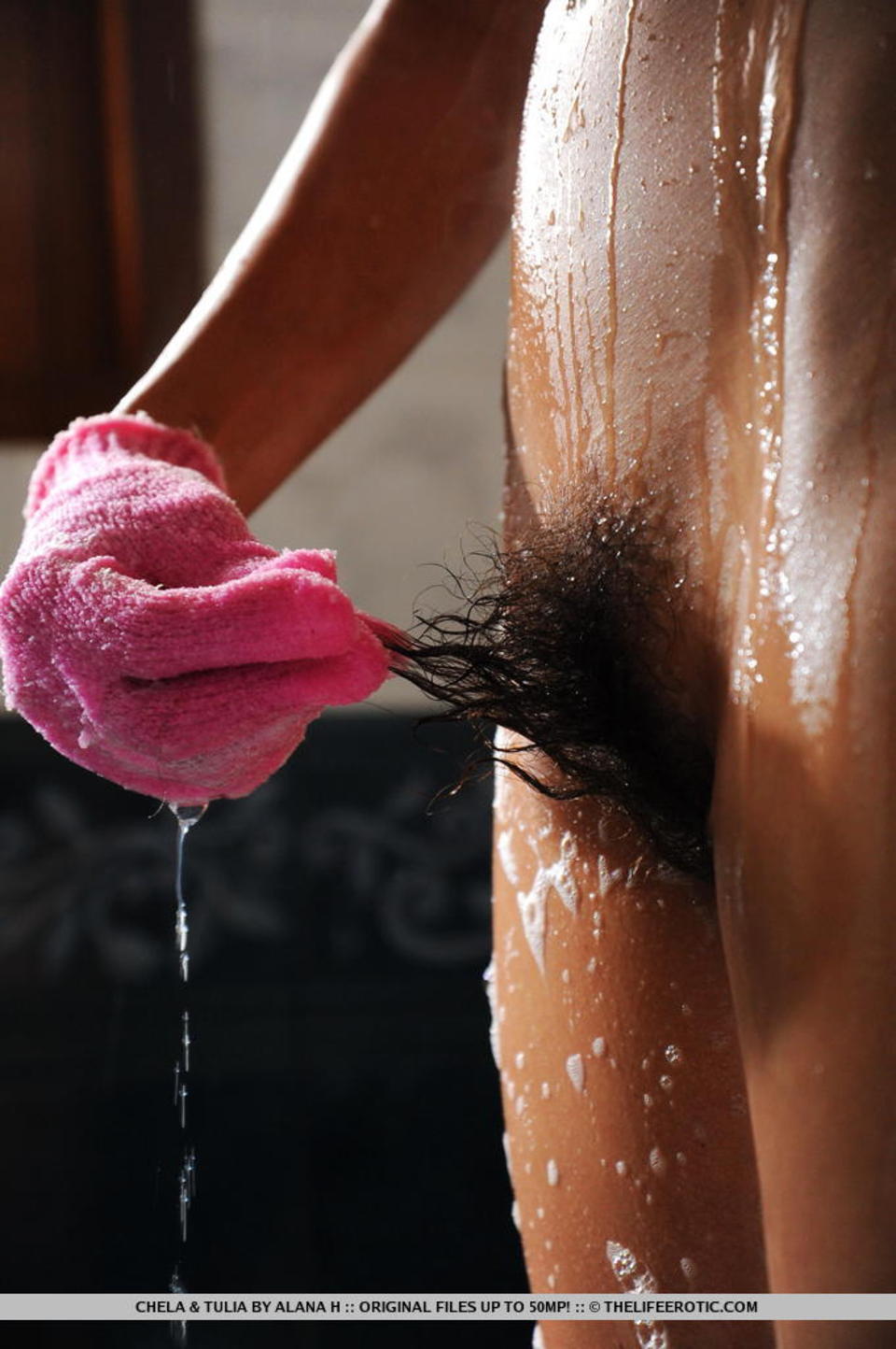 Two babes play in the bathroom