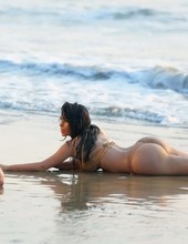 Kim Kardashian on the beach 02